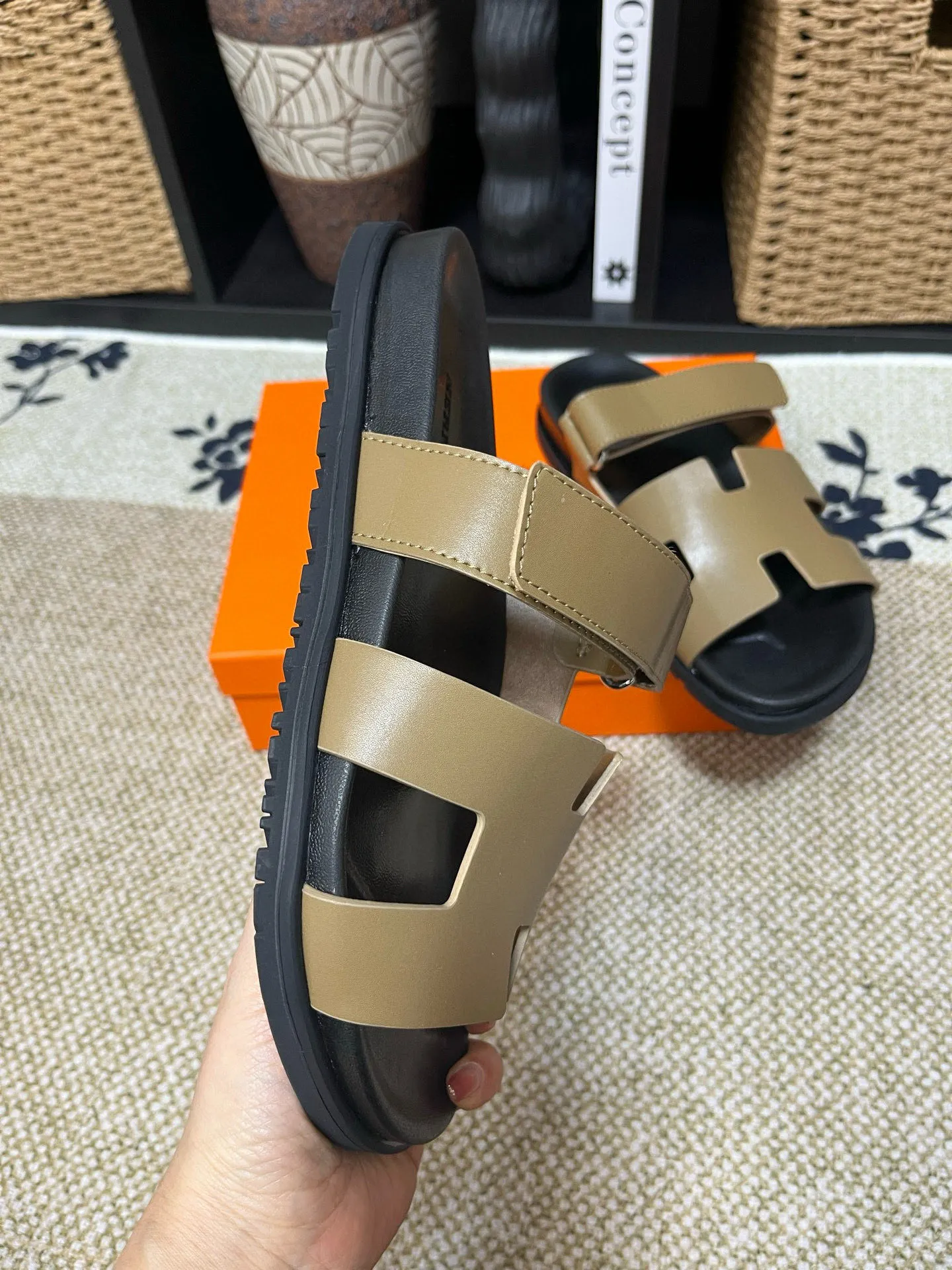 Factory price: 340💰Long-term availability Hermes men's Kazimir slippers for couples - top quality, Hermès woven calfskin functional sandals. The interwoven upper inspired by the "H" iconic pattern creates a casual look, which can be said to be a good companion for summer. Imported cowhide + cowhide lining + TU men's shoes💰Outsole Size: 35-46